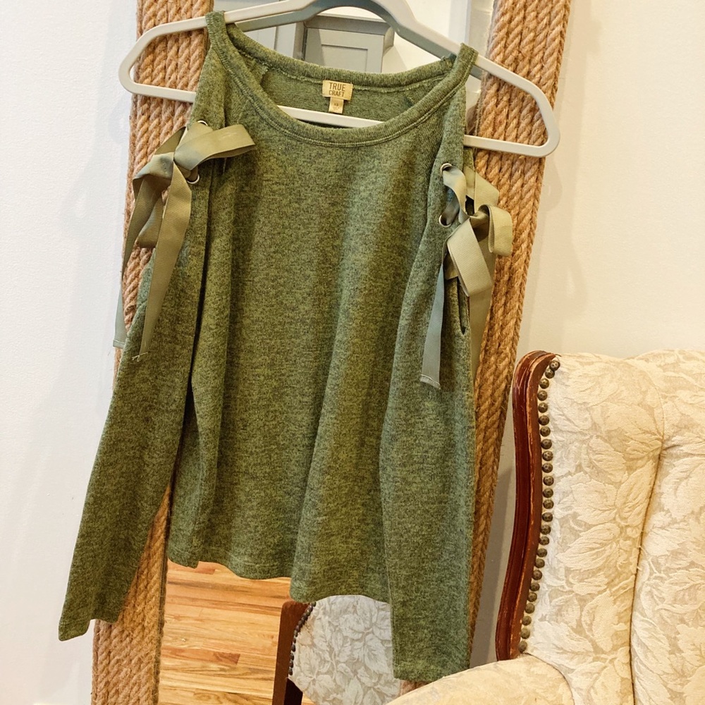 Forest green extra small longe sleeve sweater with bow accents